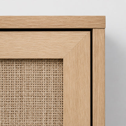 Détail du cannage et cadre en bois clair d’une commode design à 3 tiroirs