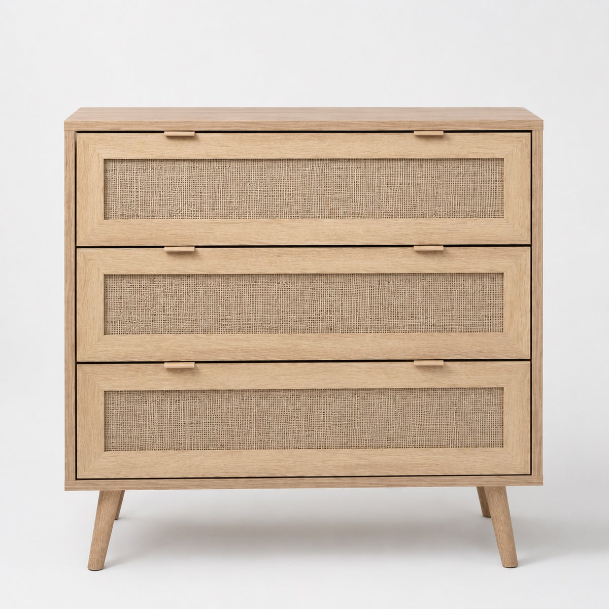 Commode 3 tiroirs vue de face, commode design en bois clair avec façades en cannage