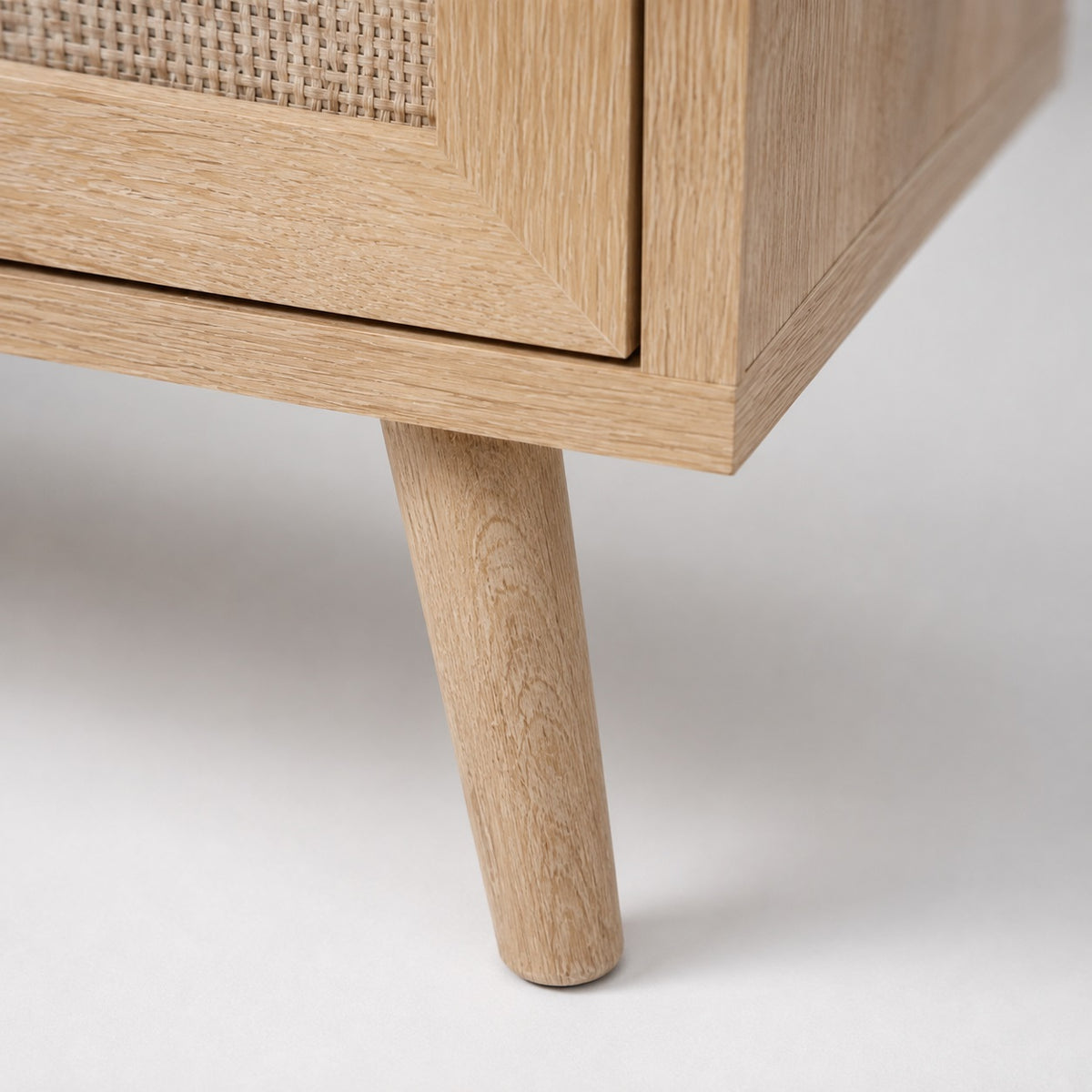 Détail du pied en bois d’une commode 3 tiroirs, commode design aux finitions naturelles et élégantes