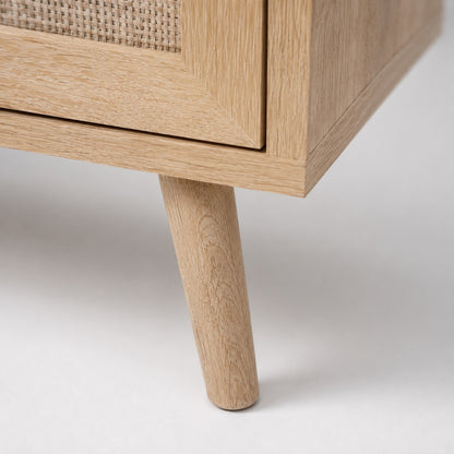 Détail du pied en bois d’une commode 3 tiroirs, commode design aux finitions naturelles et élégantes