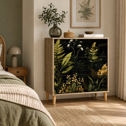 Commode 3 tiroirs Celia mise en scène dans une chambre élégante, commode design aux motifs végétaux.