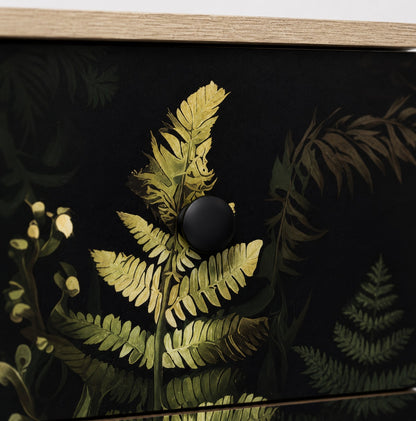 Gros plan sur la commode 3 tiroirs Celia, commode design aux motifs de fougères et poignée noire.
