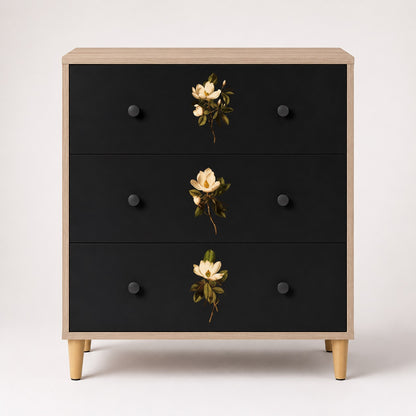 Commode 3 tiroirs Celia vue de face, commode design noire et bois clair ornée de délicats motifs floraux.