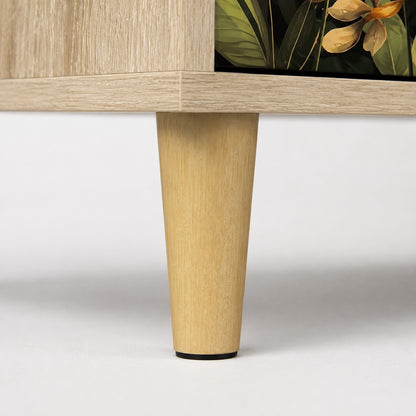 Détail du pied en bois clair de la commode 3 tiroirs Celia, une commode design au style naturel et élégant.