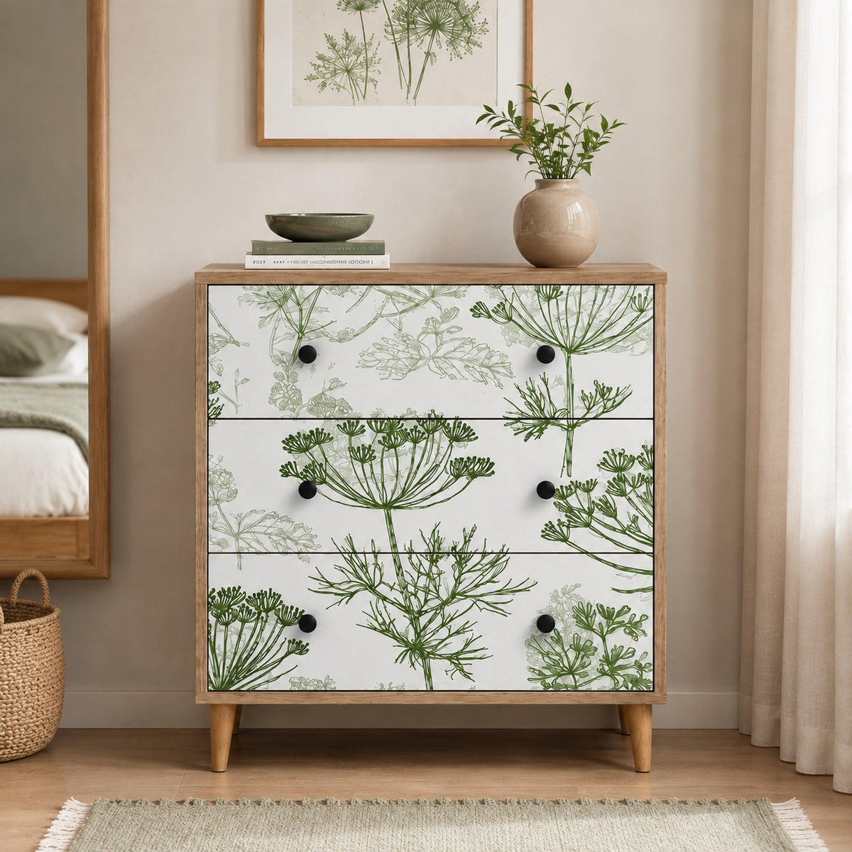 Commode 3 tiroirs Dalia vue de face, avec façades florales et structure en bois clair.