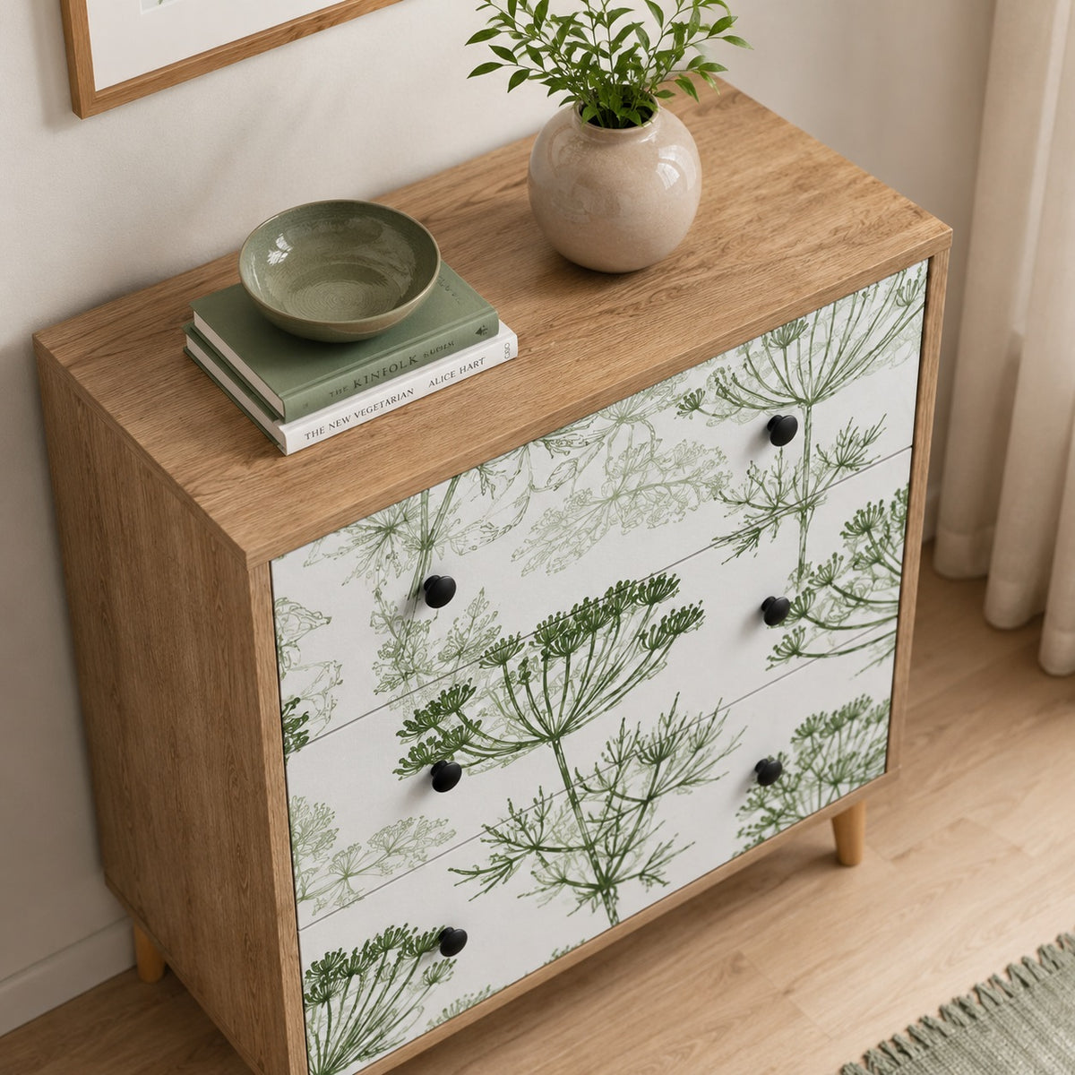 Commode 3 tiroirs Dalia vue du dessus, avec plateau effet bois et façades à motifs végétaux.