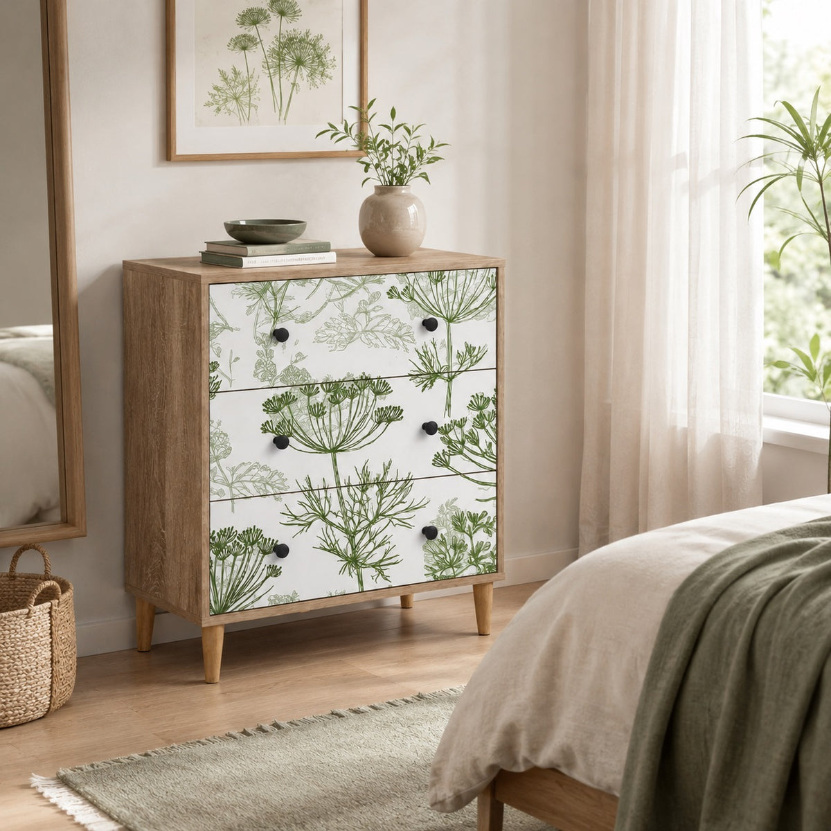 Commode design Dalia à motifs végétaux dans une chambre lumineuse aux tons naturels.