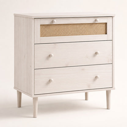 Commode 3 tiroirs blanche avec façade en rotin naturel, design élégant et pieds surélevés.