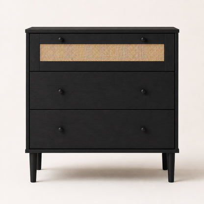 Commode en rotin noire à 3 tiroirs vue de face, avec cannage naturel, poignées rondes et pieds surélevés.