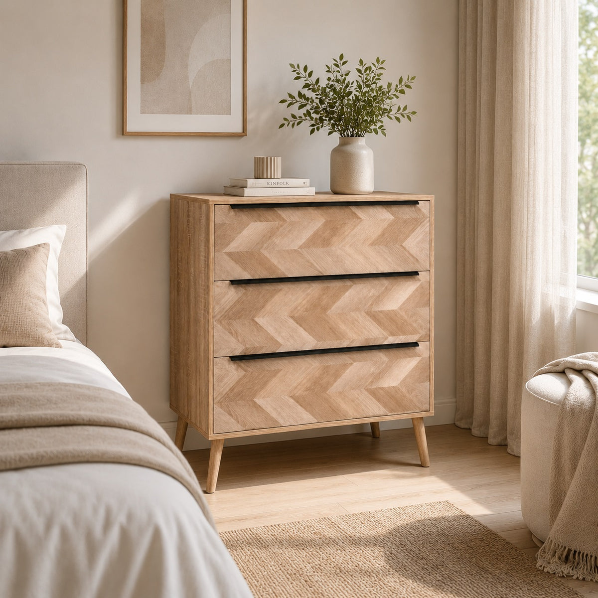 Commode 3 tiroirs dans une chambre lumineuse, une commode design en bois clair au style scandinave.