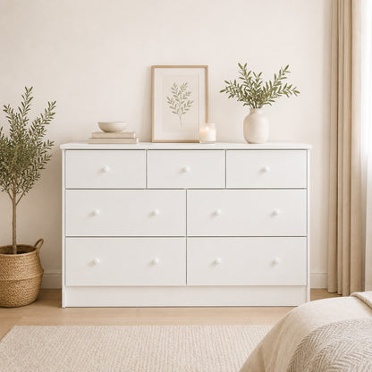 Commode blanche 7 tiroirs de face, parfaite pour une chambre lumineuse au style contemporain.