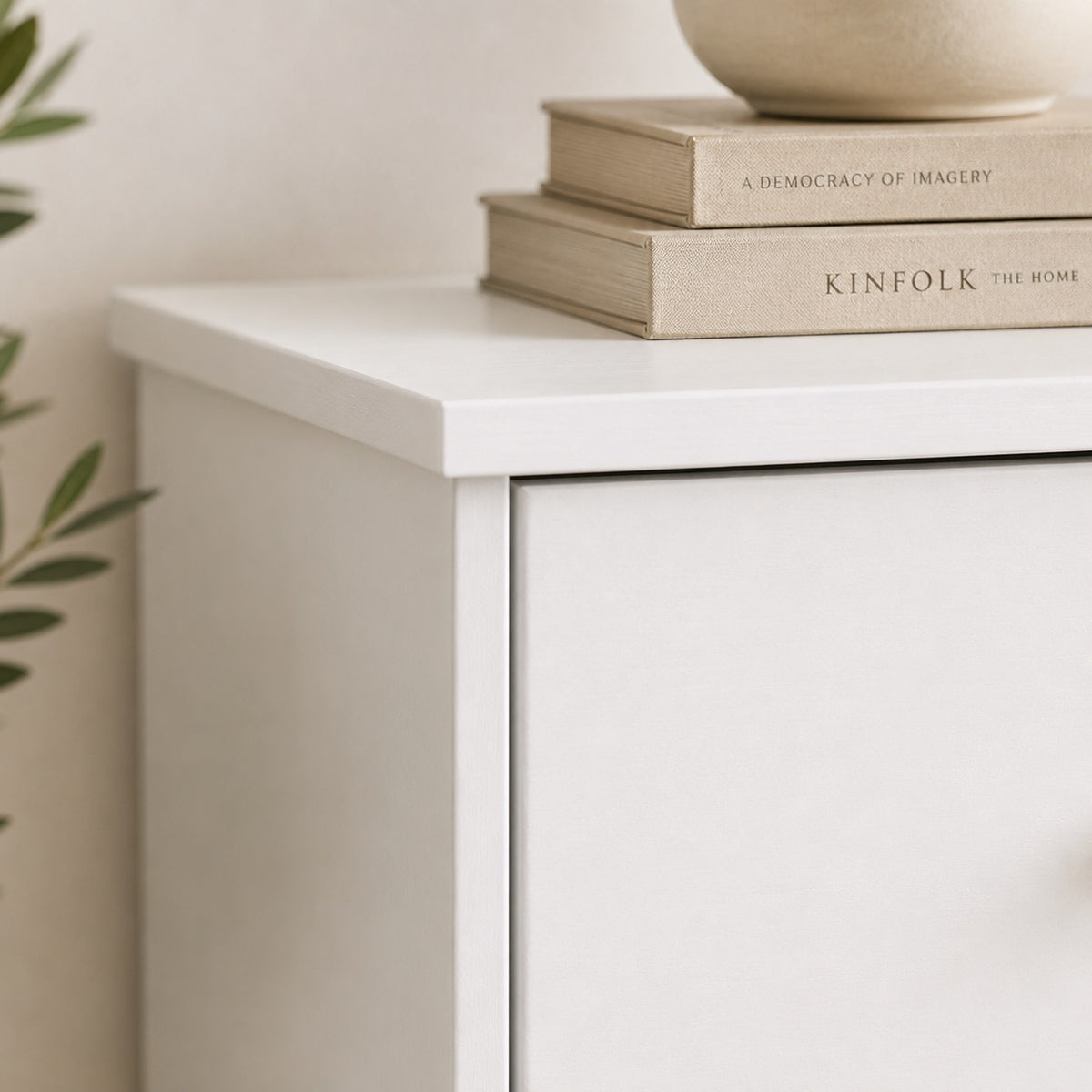 Détail du plateau de la commode blanche 7 tiroirs avec finition soignée et design minimaliste.