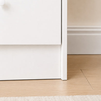 Détail de la structure de la commode blanche 7 tiroirs avec finition élégante et lignes épurées.