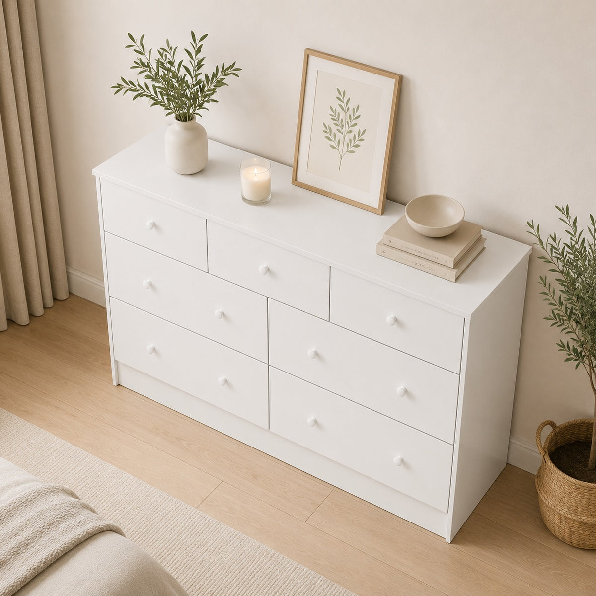 Vue plongeante d'une commode blanche 7 tiroirs avec grand plateau et rangement fonctionnel.