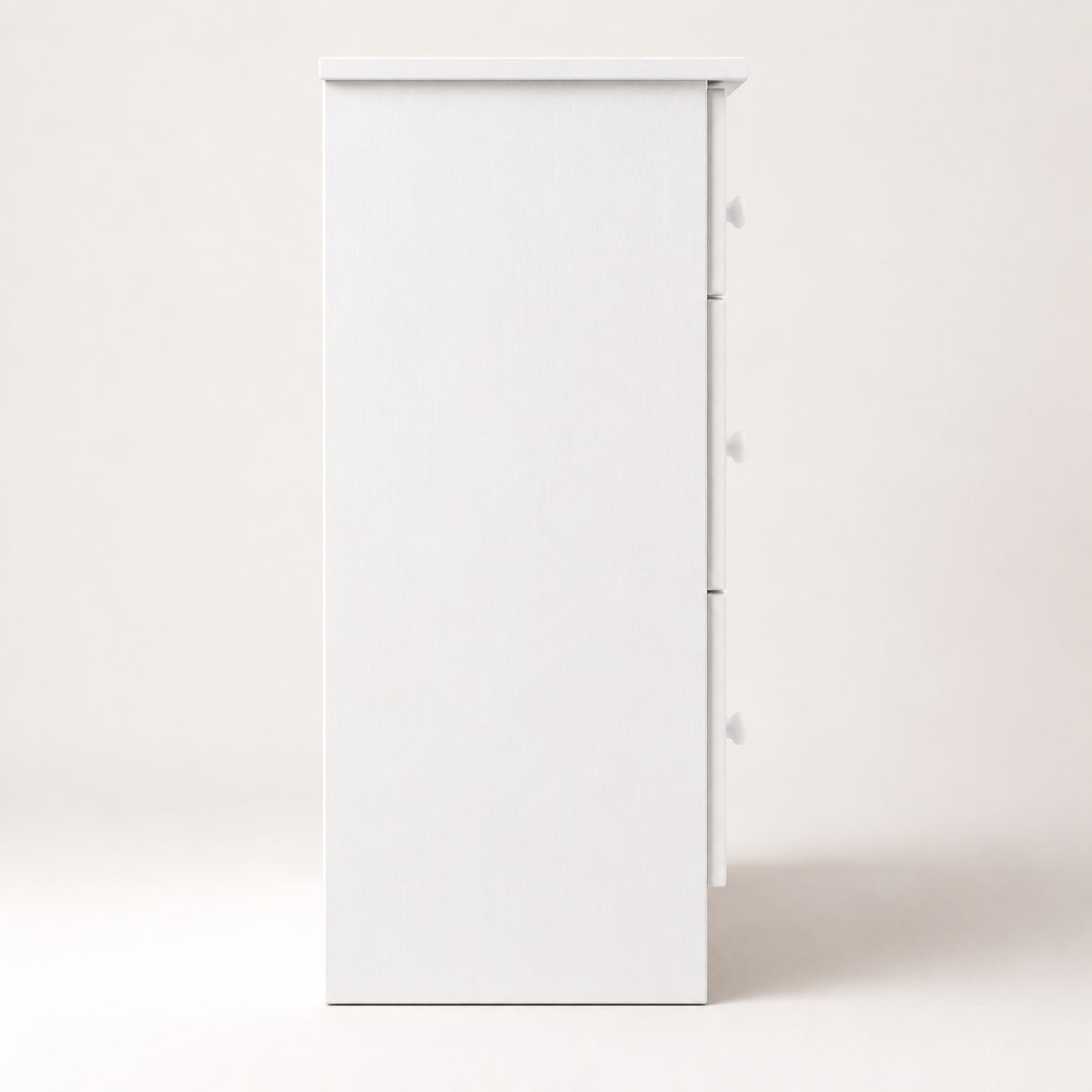 Profil de la commode blanche 7 tiroirs, design sobre et finition moderne pour chambre élégante.