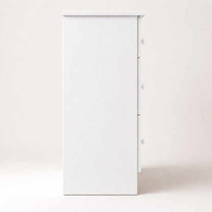 Profil de la commode blanche 7 tiroirs, design sobre et finition moderne pour chambre élégante.