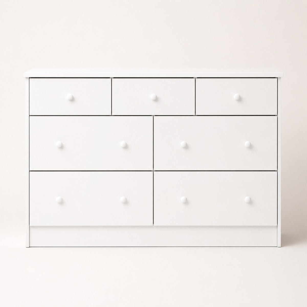 Commode blanche 7 tiroirs au design contemporain, idéale pour optimiser le rangement de la chambre.