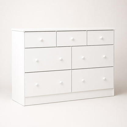 Commode blanche 7 tiroirs au design moderne, idéale pour une chambre élégante avec grand espace de rangement.
