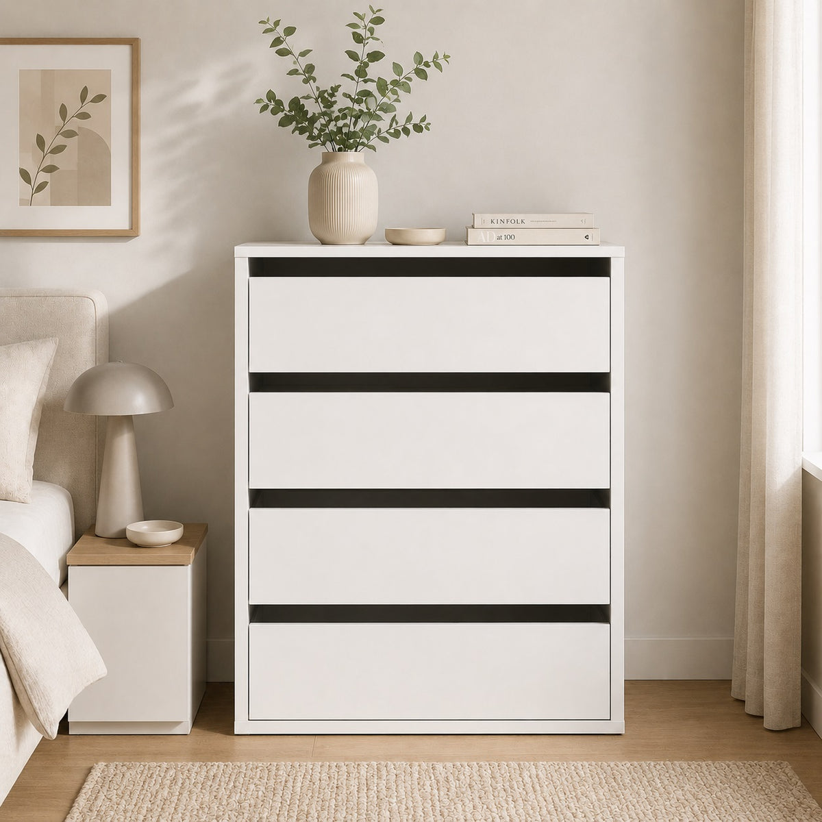 Commode blanche 4 tiroirs de style contemporain intégrée dans une chambre chaleureuse et raffinée.