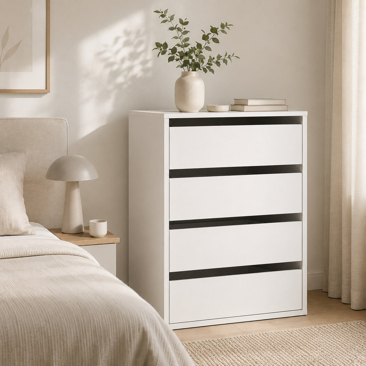Commode blanche 4 tiroirs dans une chambre moderne et lumineuse au style minimaliste et élégant.