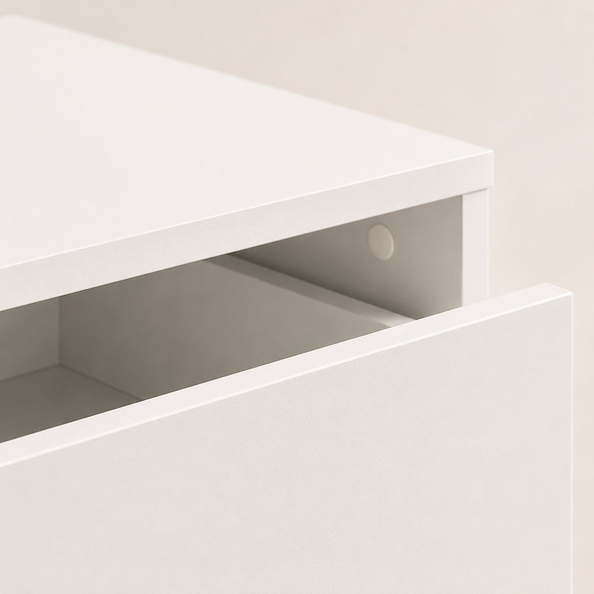 Intérieur d'une commode blanche 4 tiroirs avec tiroirs profonds pour un rangement pratique au quotidien.