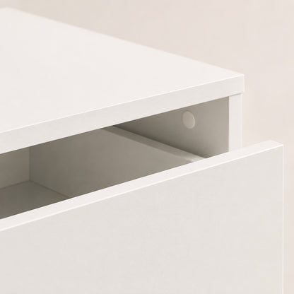 Intérieur d'une commode blanche 4 tiroirs avec tiroirs profonds pour un rangement pratique au quotidien.