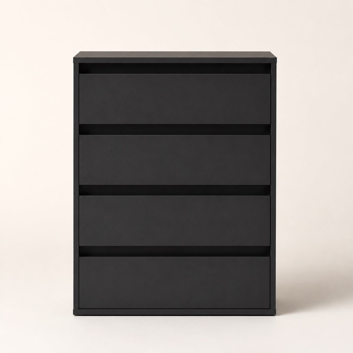 Commode noire 4 tiroirs vue de face avec lignes épurées et grand espace de rangement.