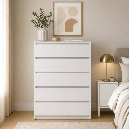 Commode blanche 5 tiroirs au style contemporain, offrant un rangement spacieux dans une chambre lumineuse.