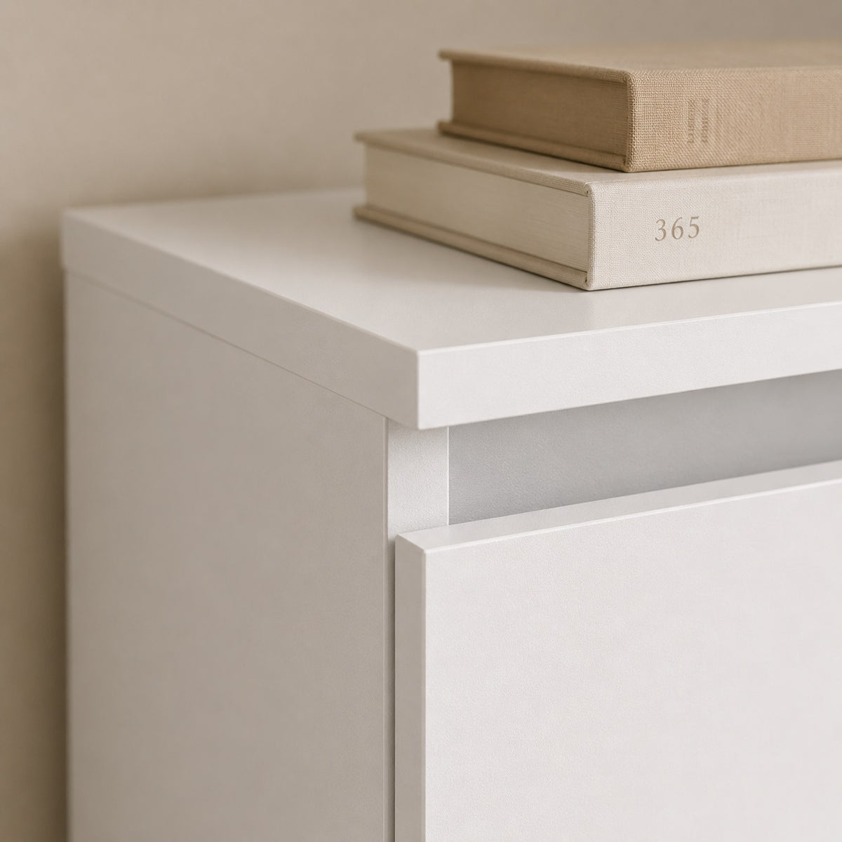 Détail de la finition de la commode blanche 5 tiroirs, design épuré et matériaux de qualité.