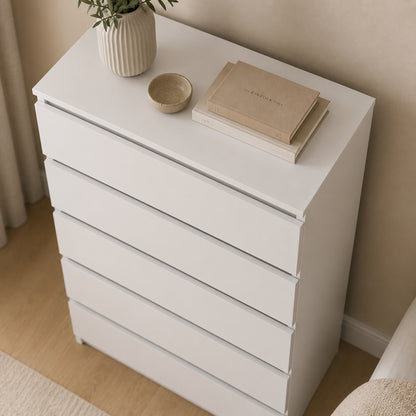 Vue de dessus de la commode blanche 5 tiroirs, meuble de rangement moderne au design minimaliste.