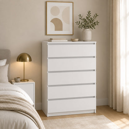 Commode blanche 5 tiroirs dans une chambre moderne, parfaite pour un rangement pratique et une décoration élégante.