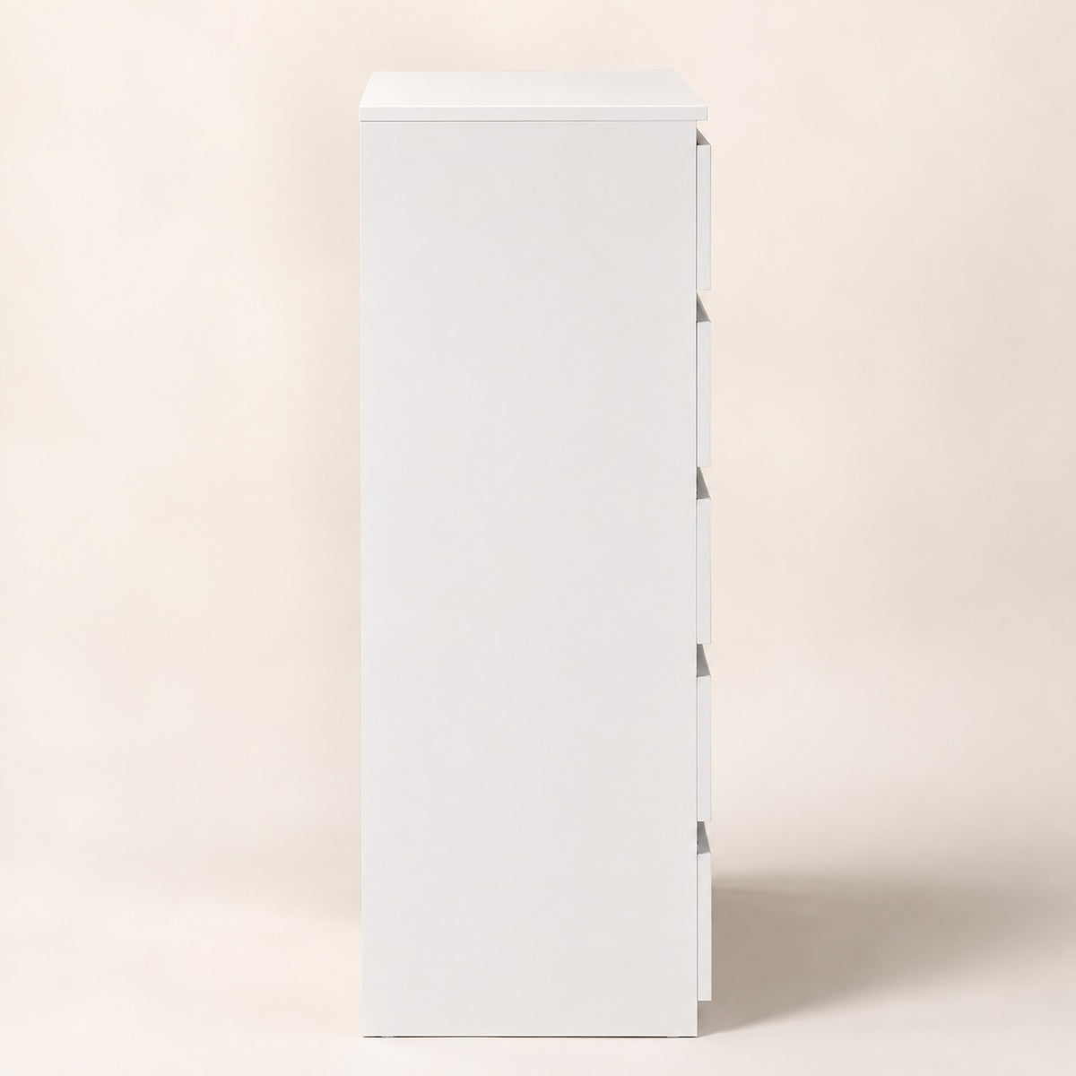 Vue latérale de la commode blanche 5 tiroirs, meuble contemporain aux lignes sobres et élégantes.