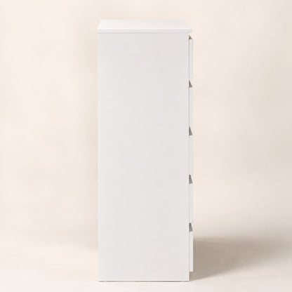 Vue latérale de la commode blanche 5 tiroirs, meuble contemporain aux lignes sobres et élégantes.