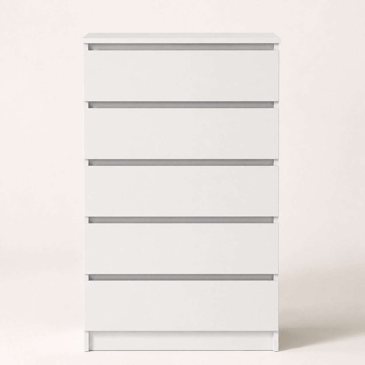 Commode blanche 5 tiroirs au design minimaliste, idéale pour optimiser le rangement de votre chambre.