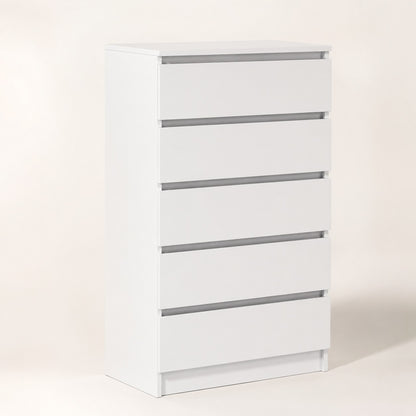 Commode blanche 5 tiroirs au design moderne et épuré, idéale pour une chambre élégante et un rangement optimisé.