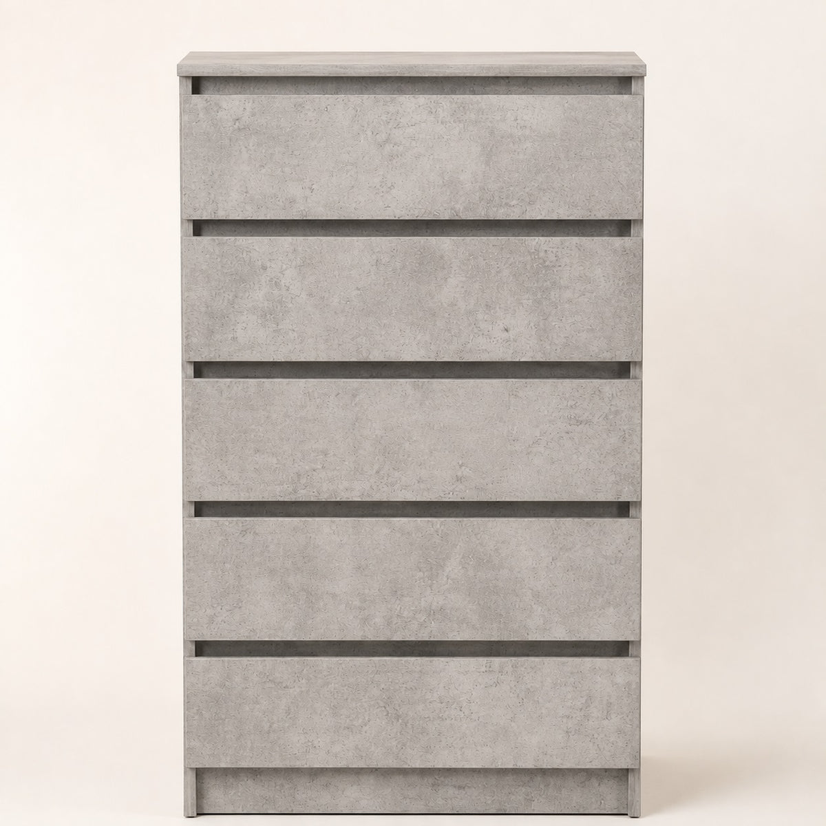 Commode 5 tiroirs gris béton au design contemporain, idéale comme alternative à une commode blanche.