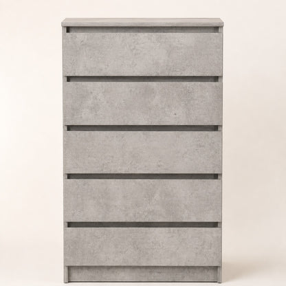 Commode 5 tiroirs gris béton au design contemporain, idéale comme alternative à une commode blanche.