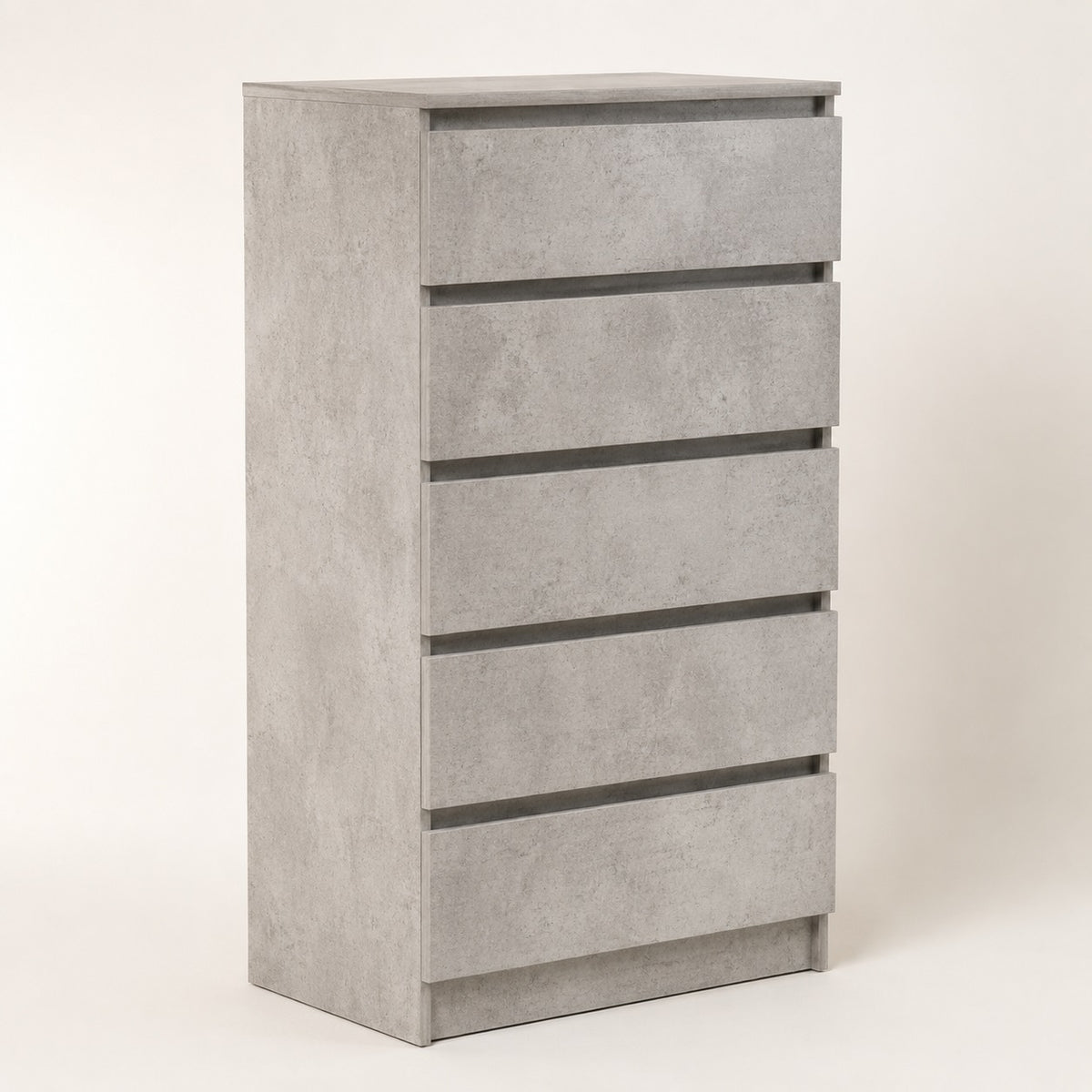 Commode 5 tiroirs finition gris béton au design moderne, alternative contemporaine à la commode blanche.