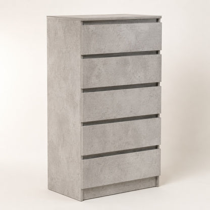 Commode 5 tiroirs finition gris béton au design moderne, alternative contemporaine à la commode blanche.