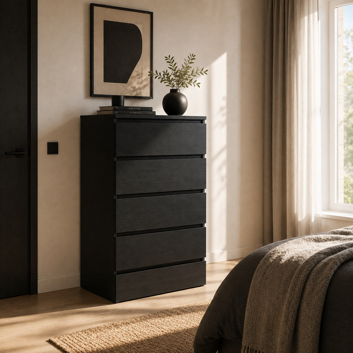 Commode 5 tiroirs noire dans une chambre contemporaine, alternative élégante à la commode blanche.