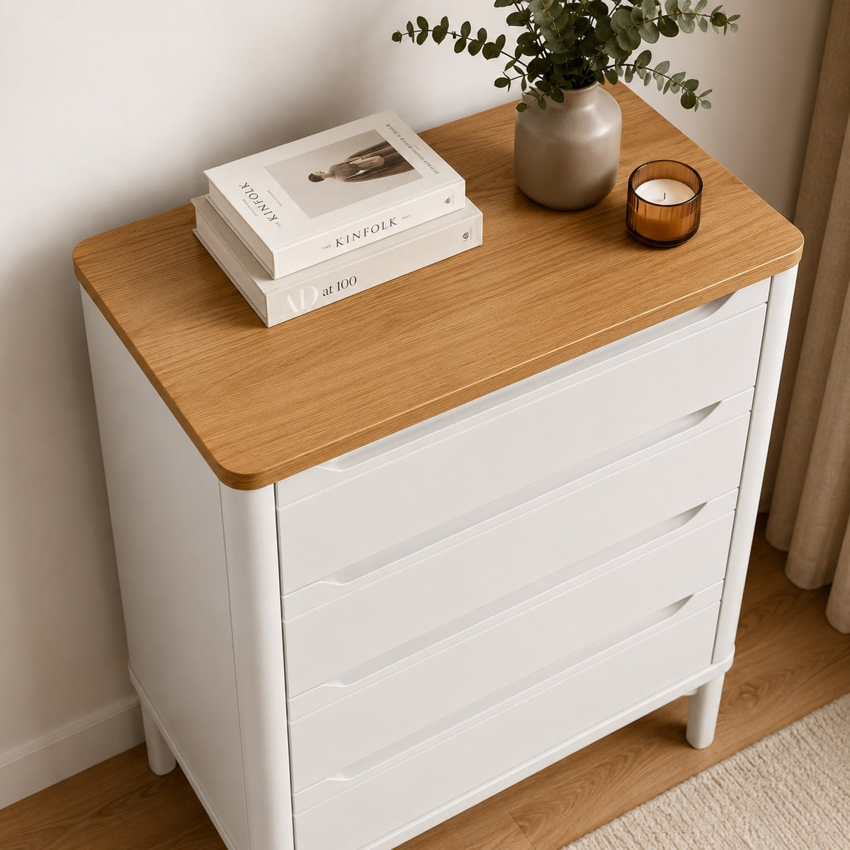 Commode 4 tiroirs blanche vue du dessus avec plateau effet bois et décoration élégante.