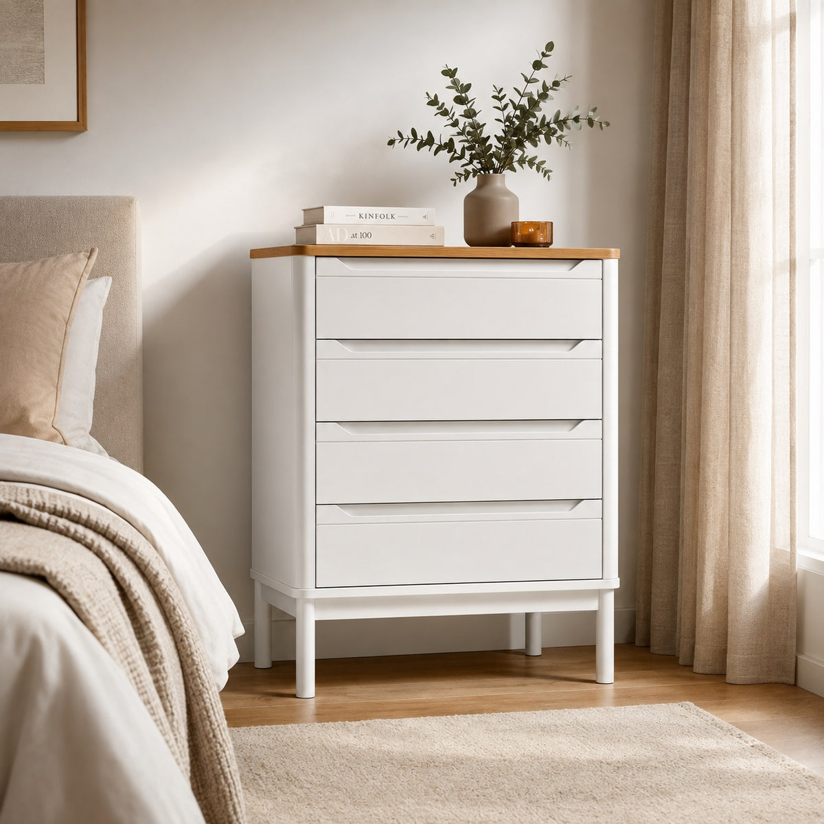 Commode blanche 4 tiroirs dans une chambre élégante et lumineuse au style naturel.