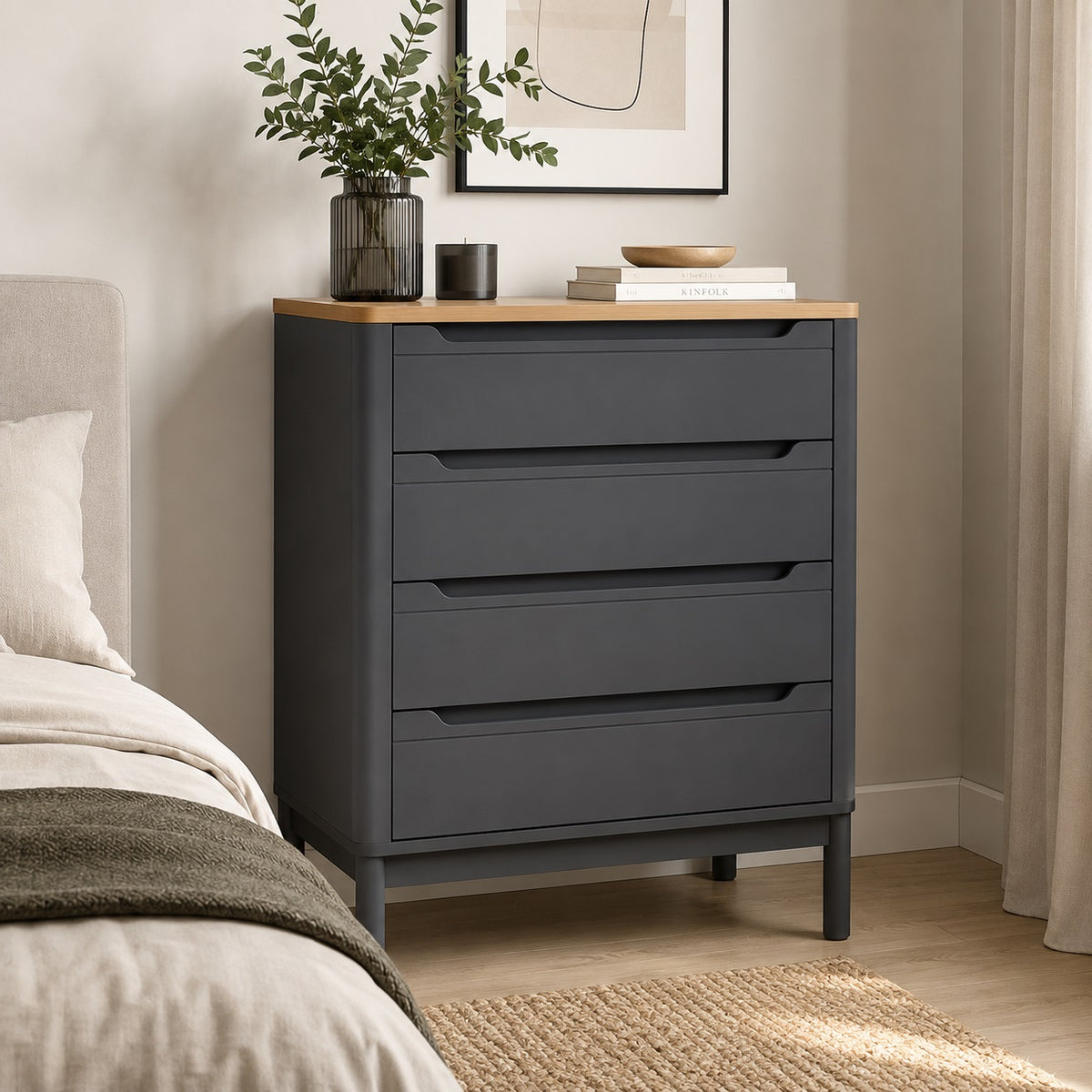 Commode 4 tiroirs grise avec plateau effet bois, mise en scène dans une chambre moderne et chaleureuse.