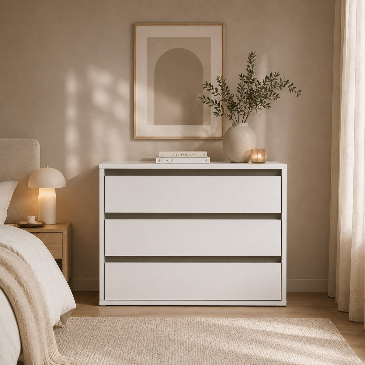 Commode blanche 3 tiroirs avec décoration minimaliste dans une chambre contemporaine.