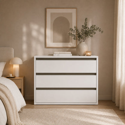 Commode blanche 3 tiroirs avec décoration minimaliste dans une chambre contemporaine.
