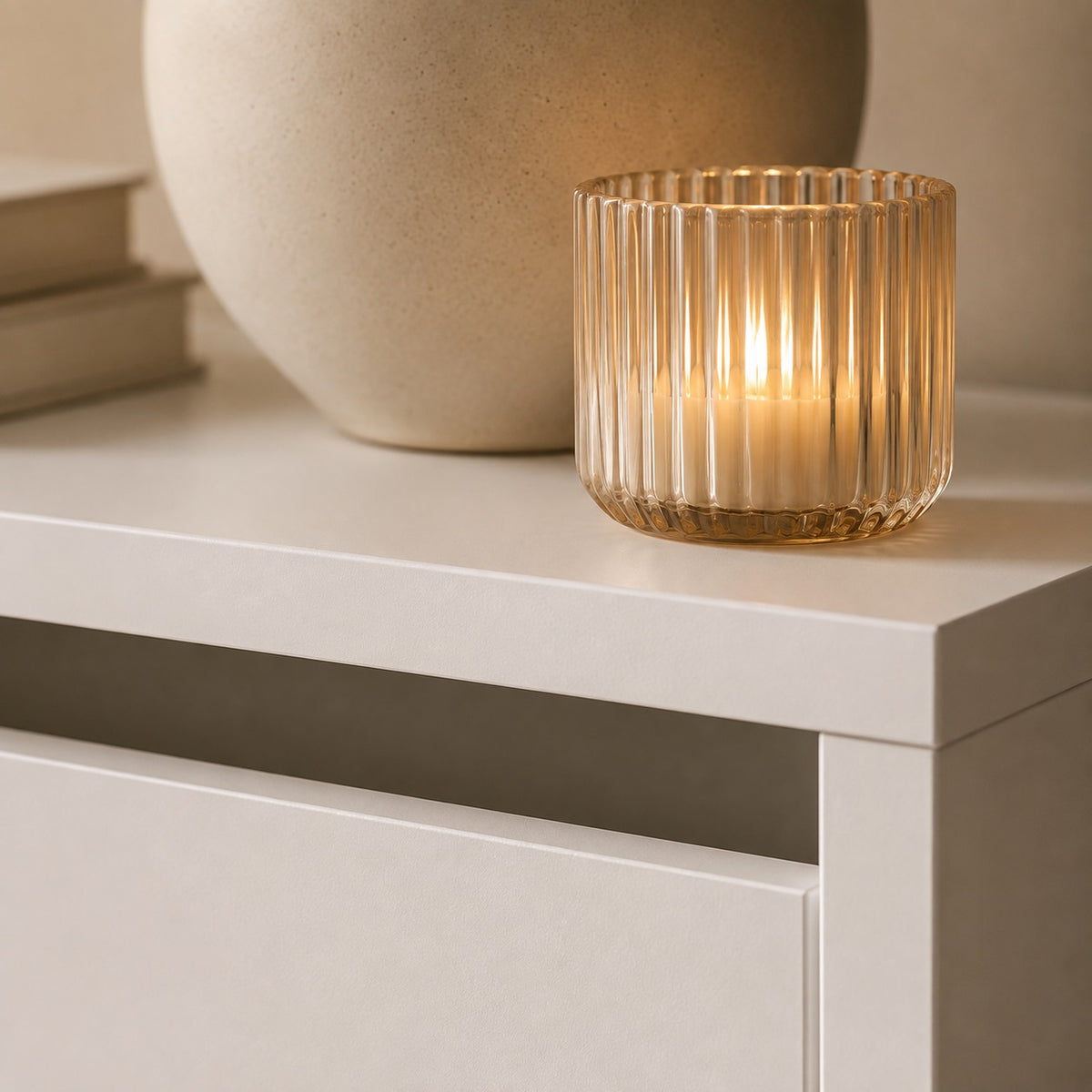 Zoom sur la finition d'une commode blanche 3 tiroirs au design contemporain.