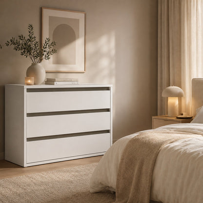Commode blanche 3 tiroirs dans une chambre moderne au style épuré et lumineux.