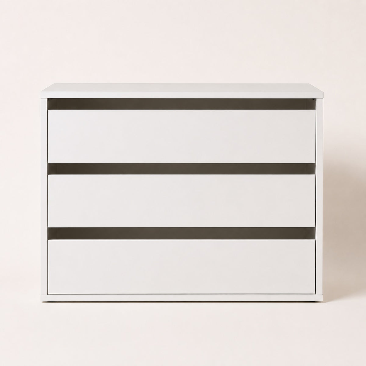 Commode blanche 3 tiroirs au design minimaliste pour une chambre moderne et fonctionnelle.