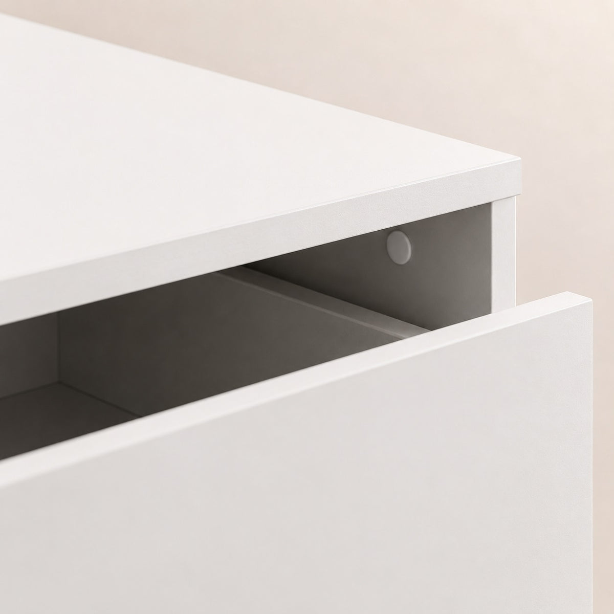 Détail d'un tiroir de commode blanche 3 tiroirs avec finition soignée et ouverture pratique.