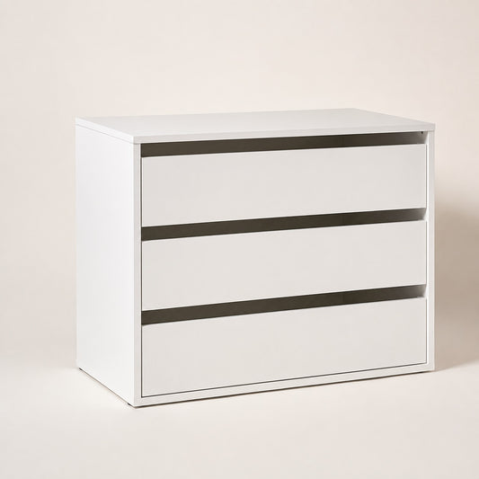 Commode blanche 3 tiroirs au design moderne avec finition mate, idéale pour une chambre élégante.